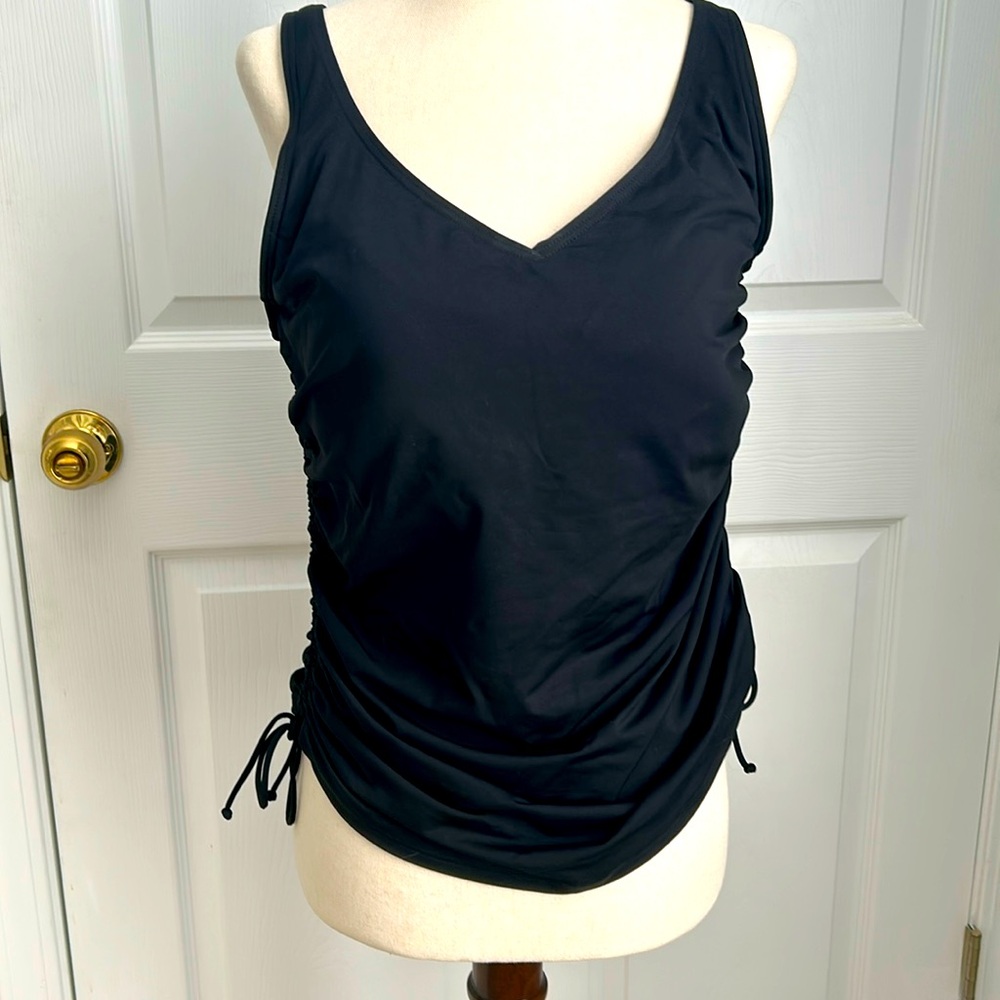 Lands’End black tankini top size 8 DDD
Underwire
